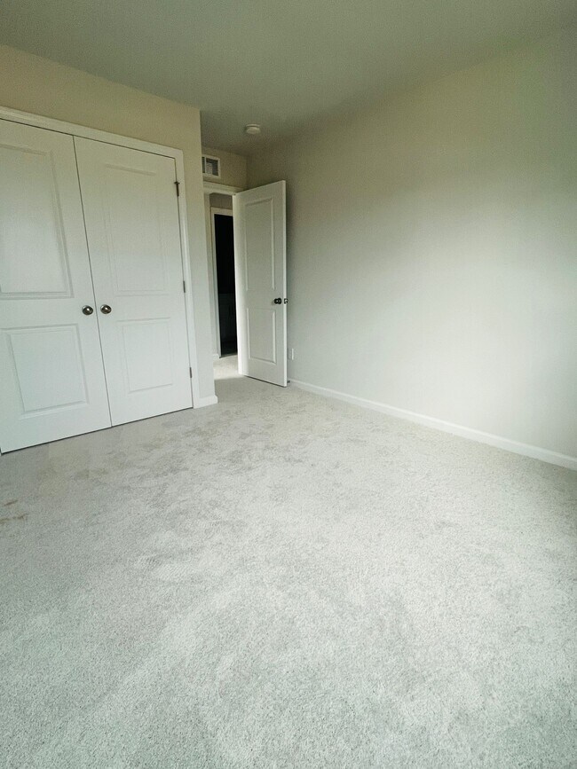 Building Photo - Modern Townhome | 3 Bed/2.5 Bath | End Unit