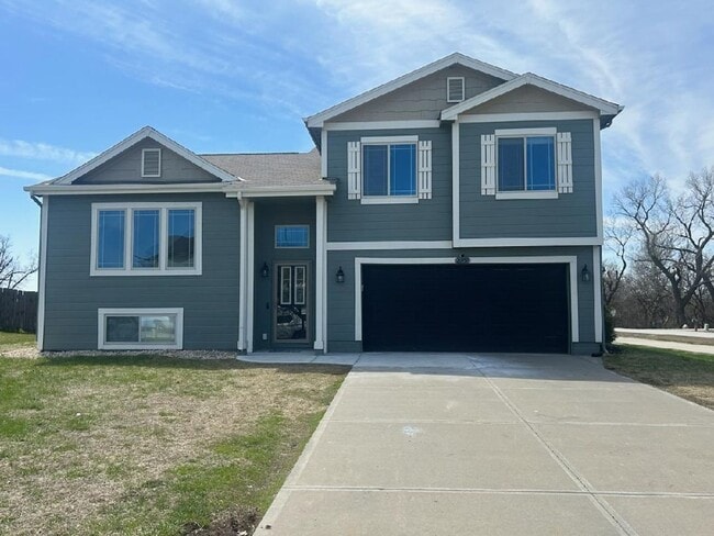 Primary Photo - 4 Bedroom In Prime Elkhorn Location!!