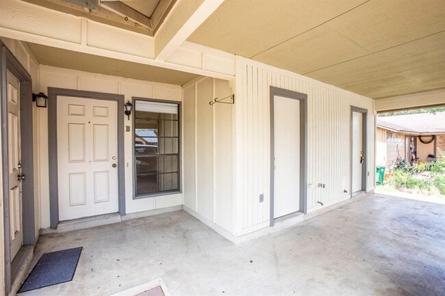 Building Photo - 2409 Berkett Dr