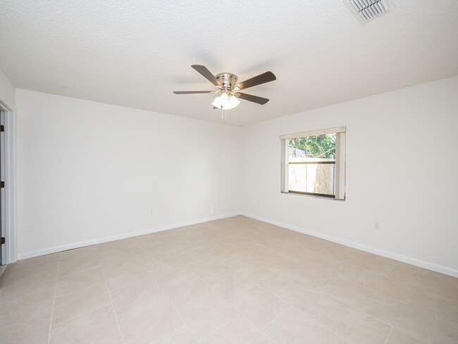 Building Photo - South Lakeland Duplex!