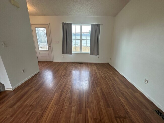 Building Photo - 3 Bed 2 Bath Home Minutes From Fort Carson...