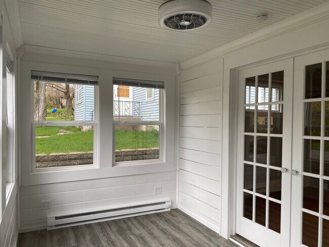 Building Photo - 37 Wyoming St E