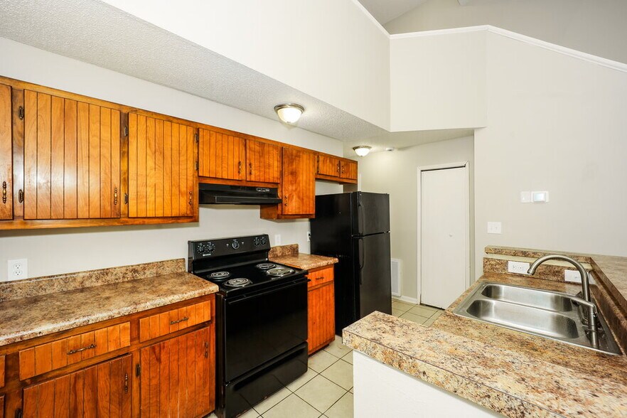 Building Photo - 8536 Pineland Dr