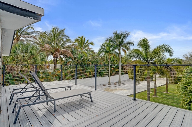 Building Photo - 311 SE 3rd Ave