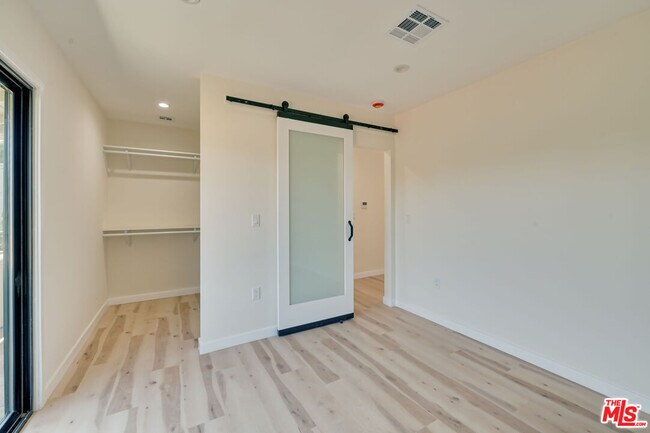 Building Photo - 843 Westbourne Dr