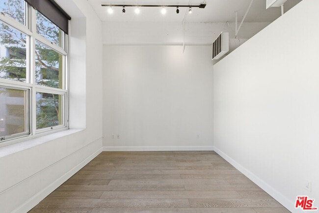 Building Photo - 1130 Flower St