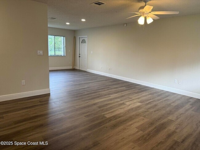 Building Photo - 889 Lamplighter Dr NW