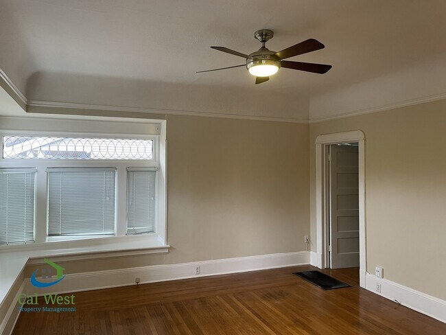 Building Photo - $2495 - 1Bed 1Bath Beautiful Duplex on a Tree Lined Street in the Rose Garden Area!