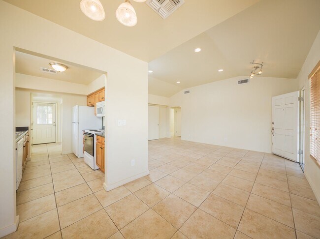 Building Photo - Great Central Location