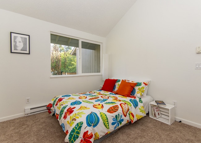 Building Photo - Townhouse style condo in Beaverton!