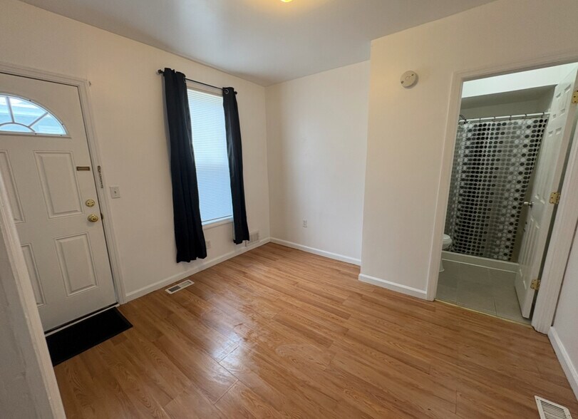 main room - 537 Schiller Ave
