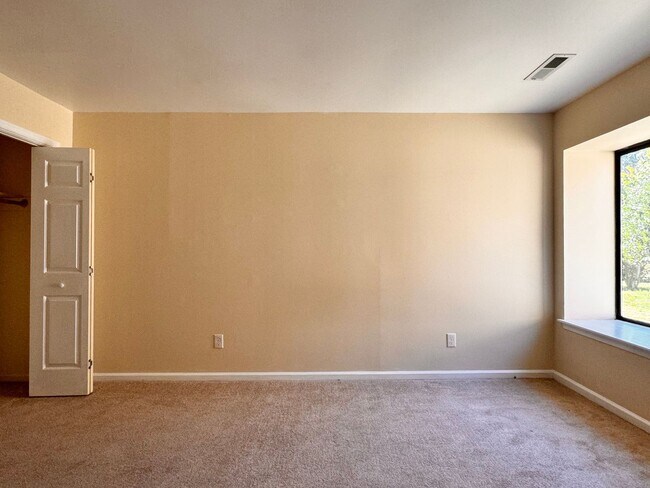 Building Photo - Close to UVA & Downtown-Don't miss this Mi...