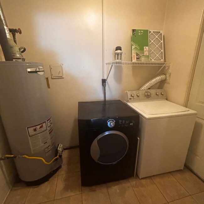 Building Photo - Cozy 2 bedroom 1 bath Tempe Home – Availab...