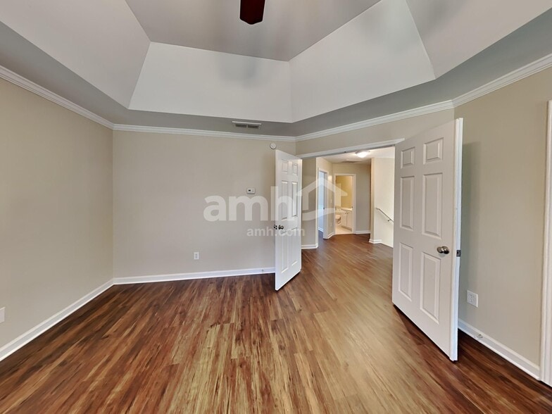 Building Photo - 2923 Villa Lake Dr