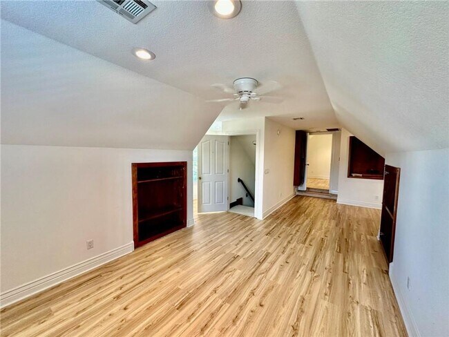 Building Photo - Prime Location 4 Bedroom 3 1/2 bath 2 garages!