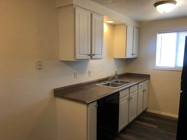 Building Photo - Freshly updated 2 bedroom 1 bathroom duplex with garage!