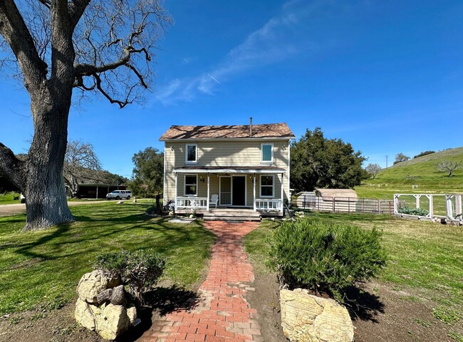 Building Photo - Charming Historic Farmhouse 2 Bedroom 3 Ba...