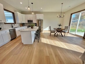 Building Photo - Stunning 5 Bed/2.5 Bath Townhome!