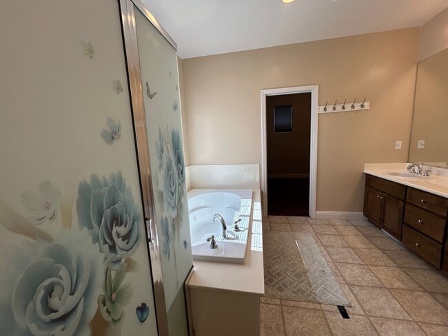 Building Photo - Beautiful & Spacious 4-Bedroom, 3-Bath Hom...