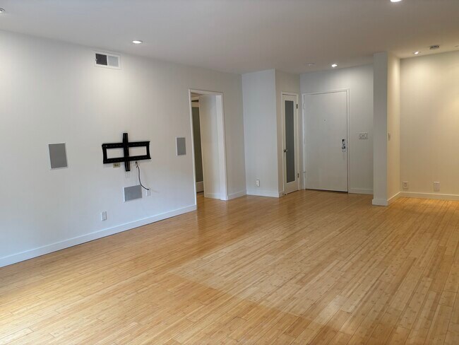 Building Photo - 1250 N Kings Rd