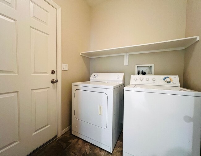 Building Photo - Blue Diamond & Durango 2-story, 3 Bedroom + Den SW home ready for immediate move in!