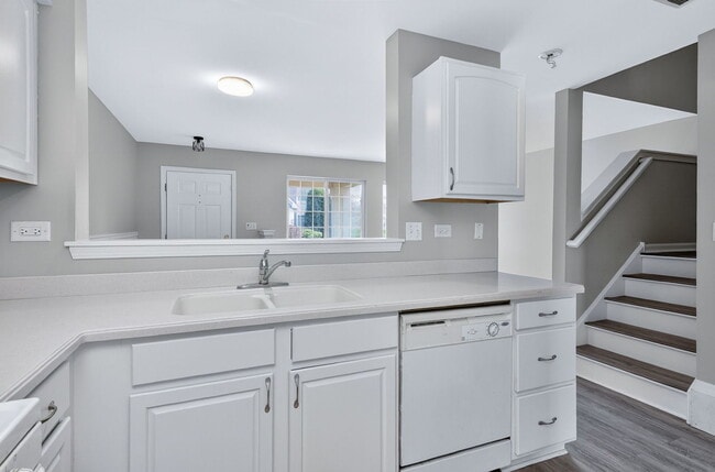 Building Photo - 644 Lincoln Station Dr