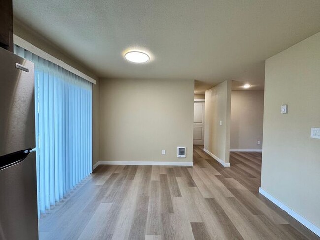 Building Photo - AVAILABLE NOW! Newly Renovated 2 Bedroom D...