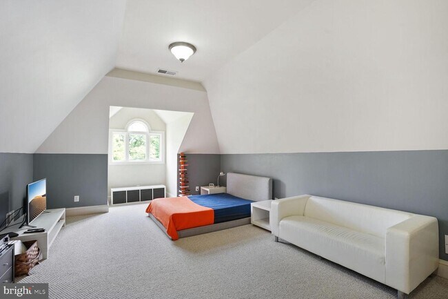 Building Photo - 5248 Clifton St