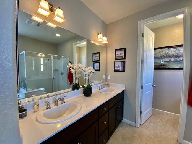 Building Photo - Living in Luxury in a Peaceful Setting