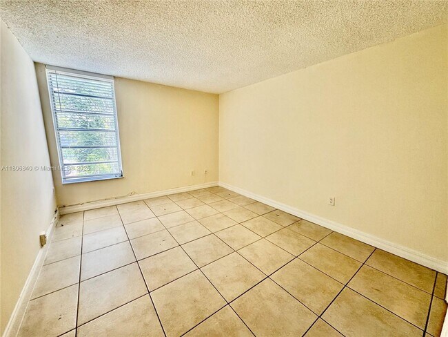 Building Photo - 8810 Fontainebleau Blvd