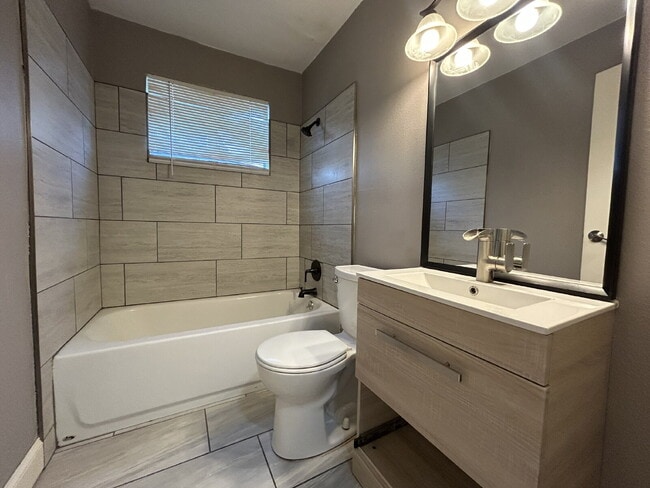 Building Photo - 6 Month Lease Special at $950/Month!