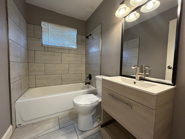 Building Photo - Charming 3-Bedroom Home with 2 Baths in th...