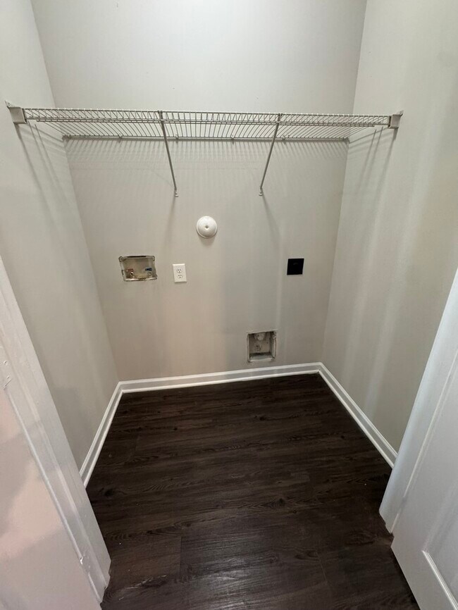 Building Photo - Amazing Deal! Great Location! 3 Bedroom 2.5 Bath Town Home! Playground in community!