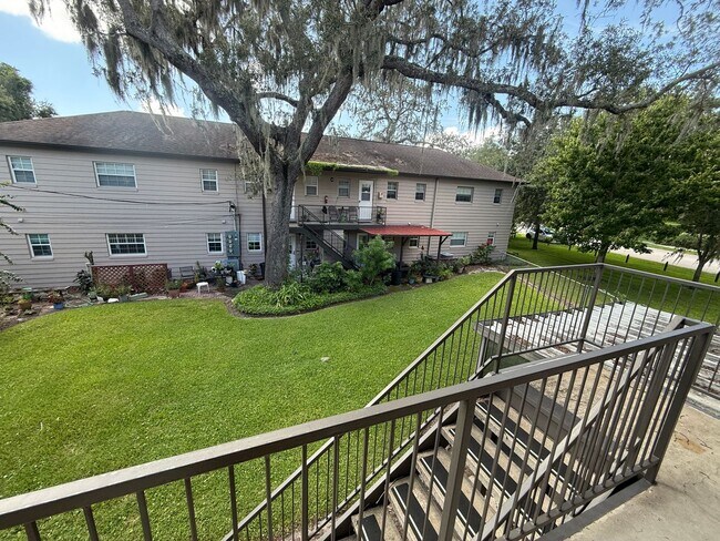 Building Photo - 640 Robinhood Dr