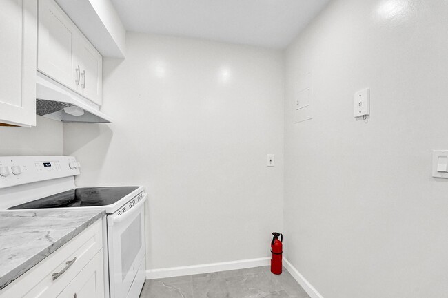 Building Photo - 3750 Inverrary Dr