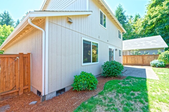 Building Photo - 4 Bedroom Home