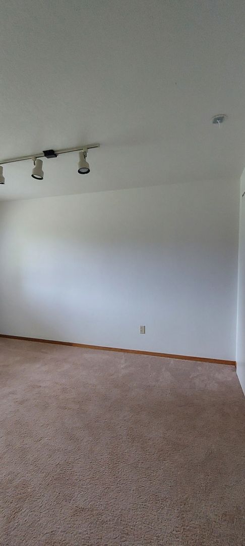 Building Photo - Auburn retro rambler home - 3 bedrooms and...