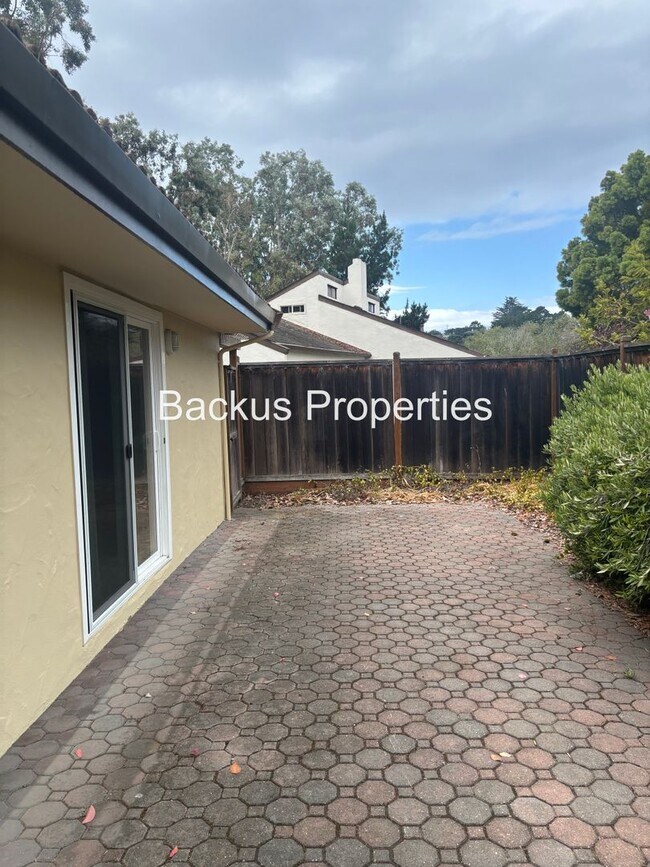 Building Photo - Beautiful three bedroom home in Carmel