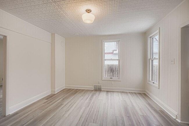 Building Photo - 84 Isabel St W