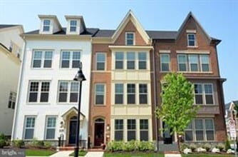 Building Photo - 4 LEVEL TOWNHOUSE WITH 2 CAR GARAGE, WALKING DISTANCE TO DOWNTOWN CROWN
