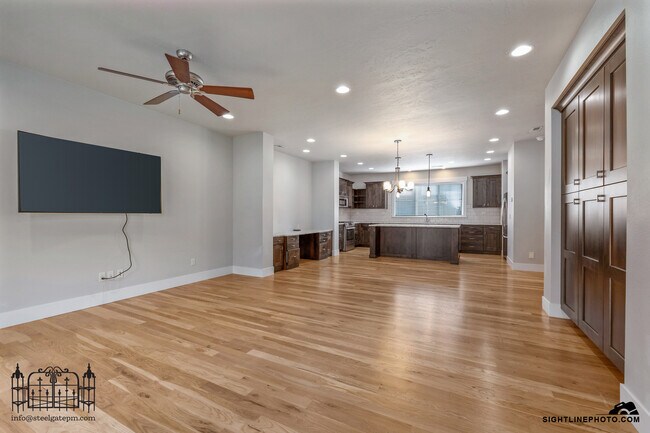 Building Photo - 3287 E Thoroughbred Ln