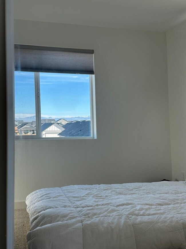 Building Photo - Bright & Modern in NW Redmond