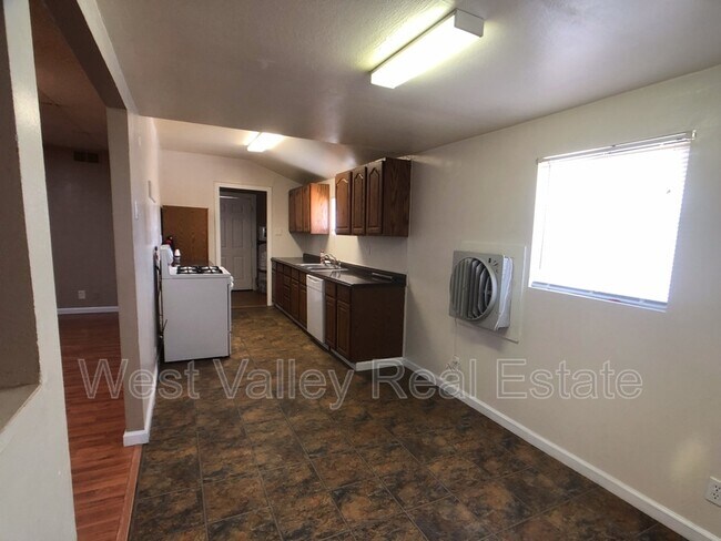 Building Photo - 441 Hazelton St