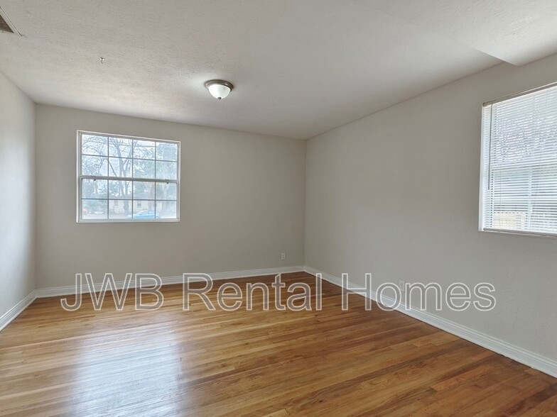 Building Photo - 6330 Hyde Park Haven
