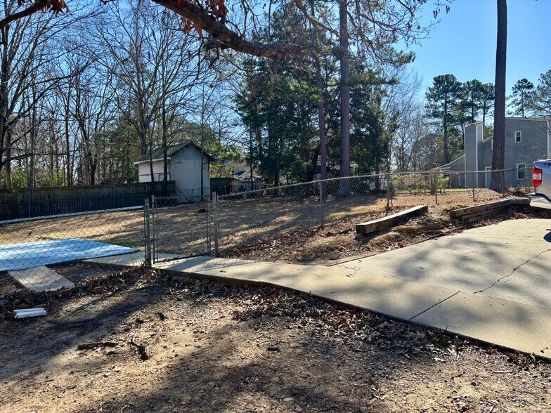 Building Photo - 1136 Chadford Rd