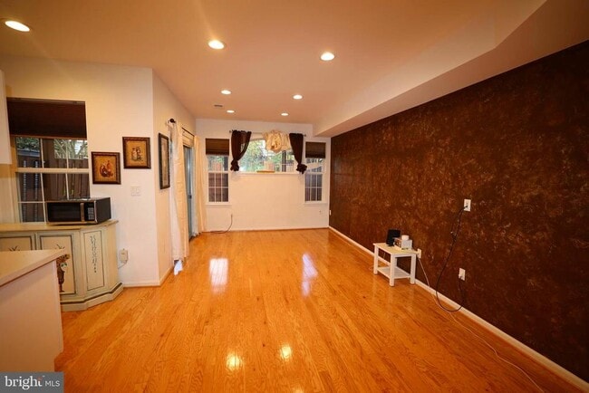 Building Photo - 20635 Glenmere Square