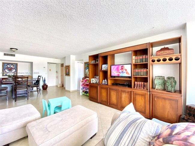 Building Photo - 20505 E Country Club Dr