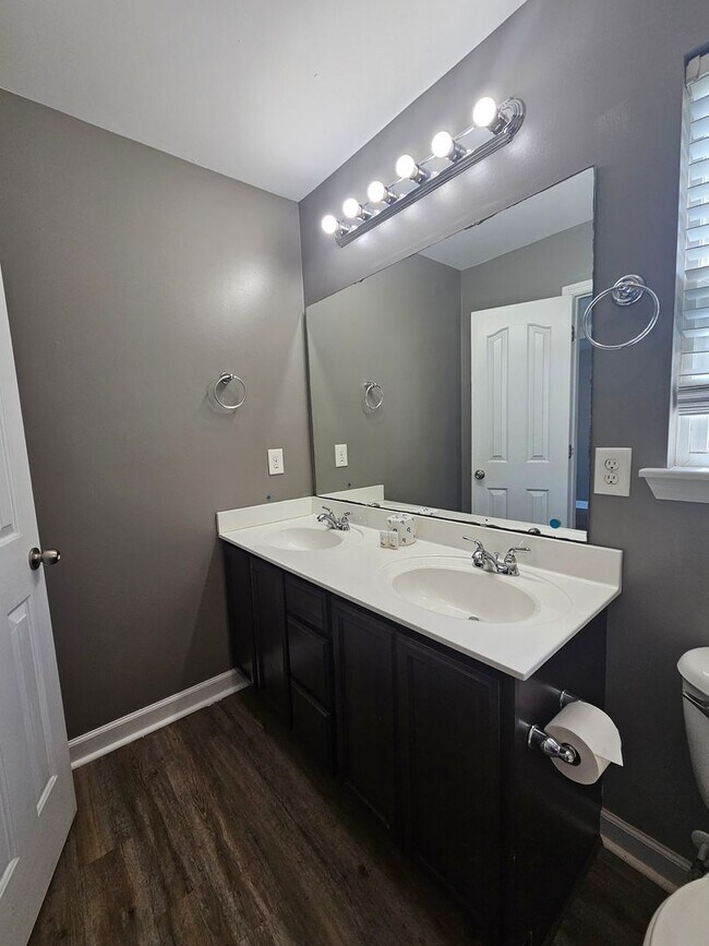 Building Photo - 3 Bed, 2 Bath Home In Woodbury Farm!