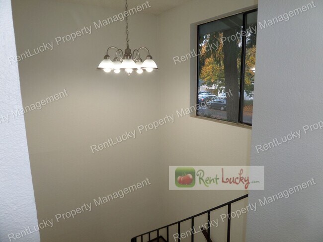 Building Photo - Lee-Federal Way Duplex