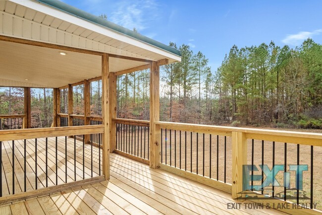 Building Photo - Beautiful Fully Renovated 3 Bed 2 Bath Home